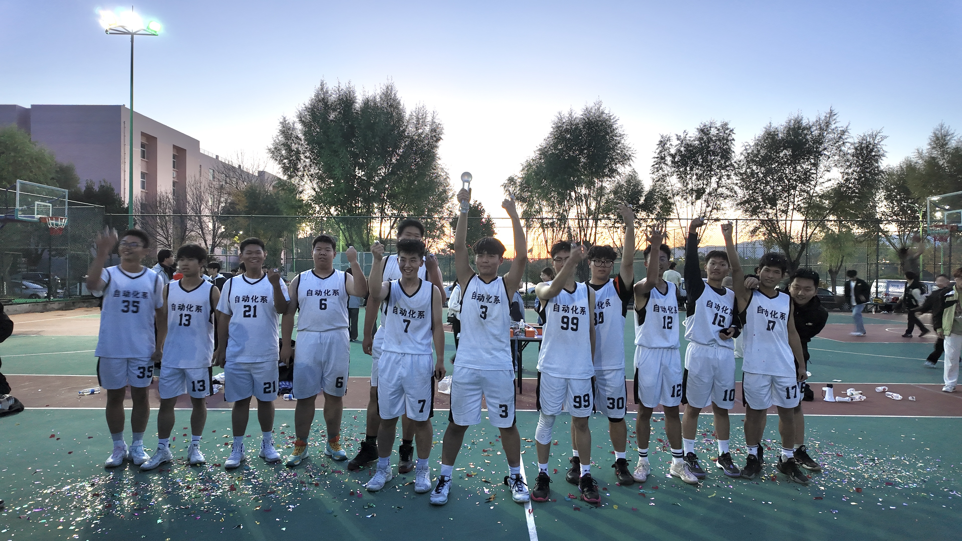 包含全国篮球联赛，青年新星闪耀赛场的词条