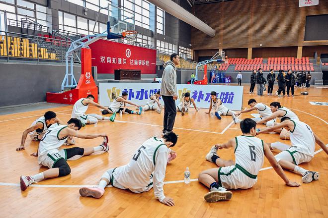 包含全国篮球联赛，青年新星闪耀赛场的词条